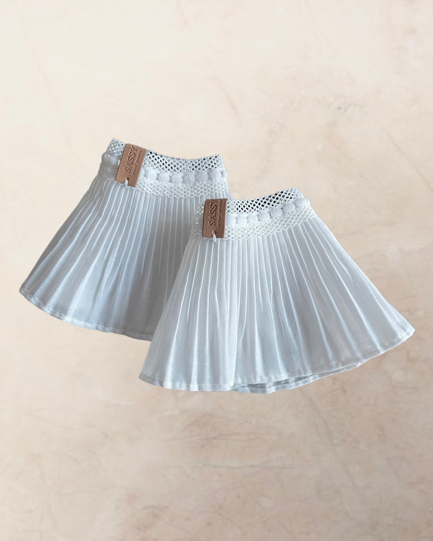 Muddar veckade i vitt